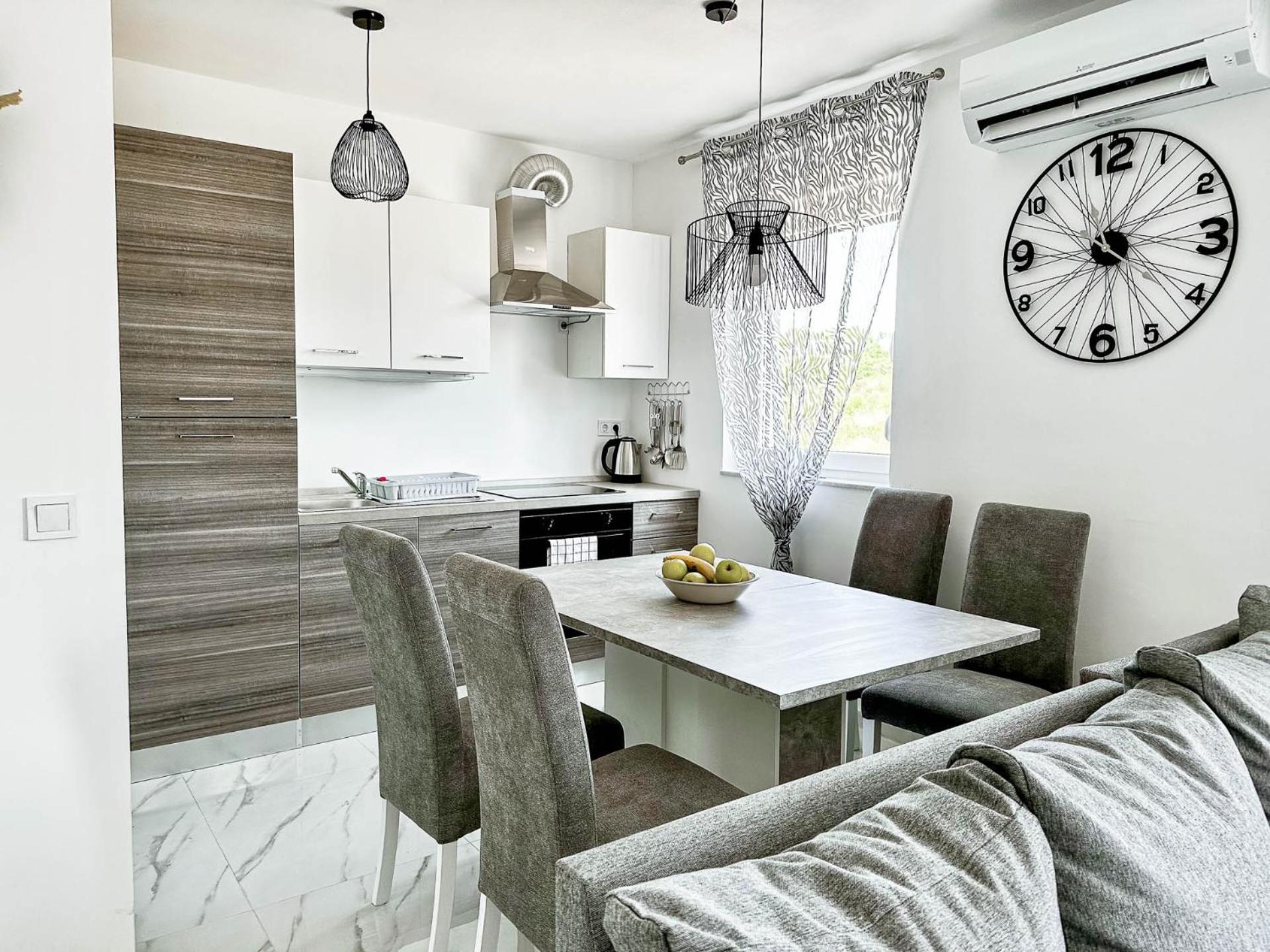 Brand New 2 Bed, 1 Bath Appartement *